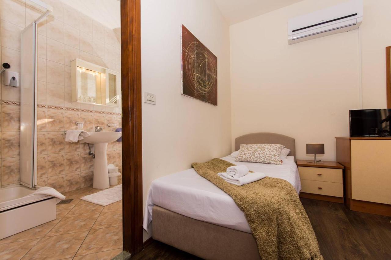 Vila Liza Bed & Breakfast โตรกีร์ ภายนอก รูปภาพ