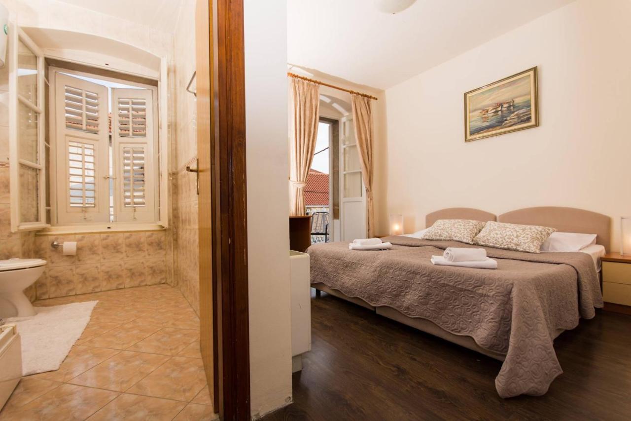 Vila Liza Bed & Breakfast โตรกีร์ ภายนอก รูปภาพ