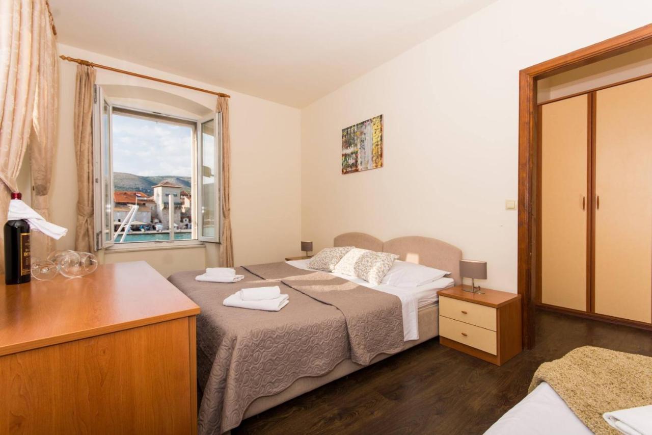 Vila Liza Bed & Breakfast โตรกีร์ ภายนอก รูปภาพ