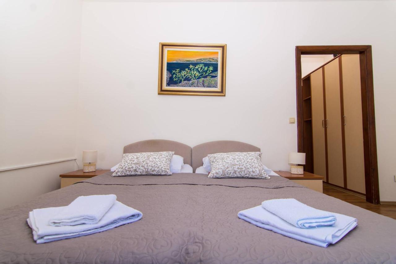 Vila Liza Bed & Breakfast โตรกีร์ ภายนอก รูปภาพ