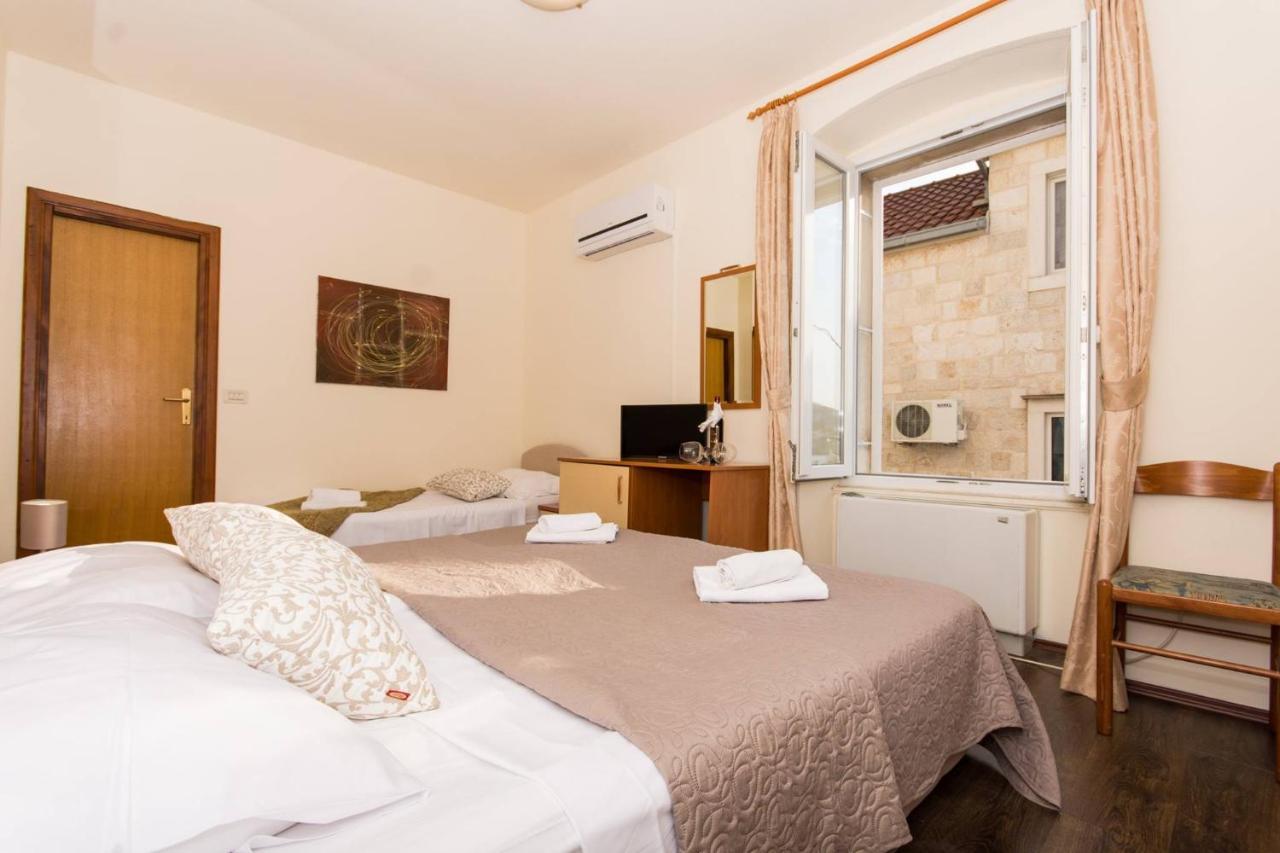 Vila Liza Bed & Breakfast โตรกีร์ ภายนอก รูปภาพ