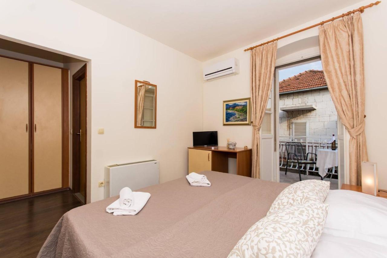 Vila Liza Bed & Breakfast โตรกีร์ ภายนอก รูปภาพ