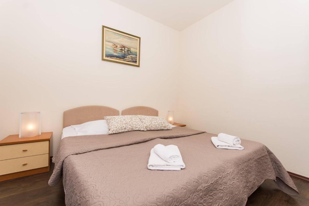Vila Liza Bed & Breakfast โตรกีร์ ภายนอก รูปภาพ