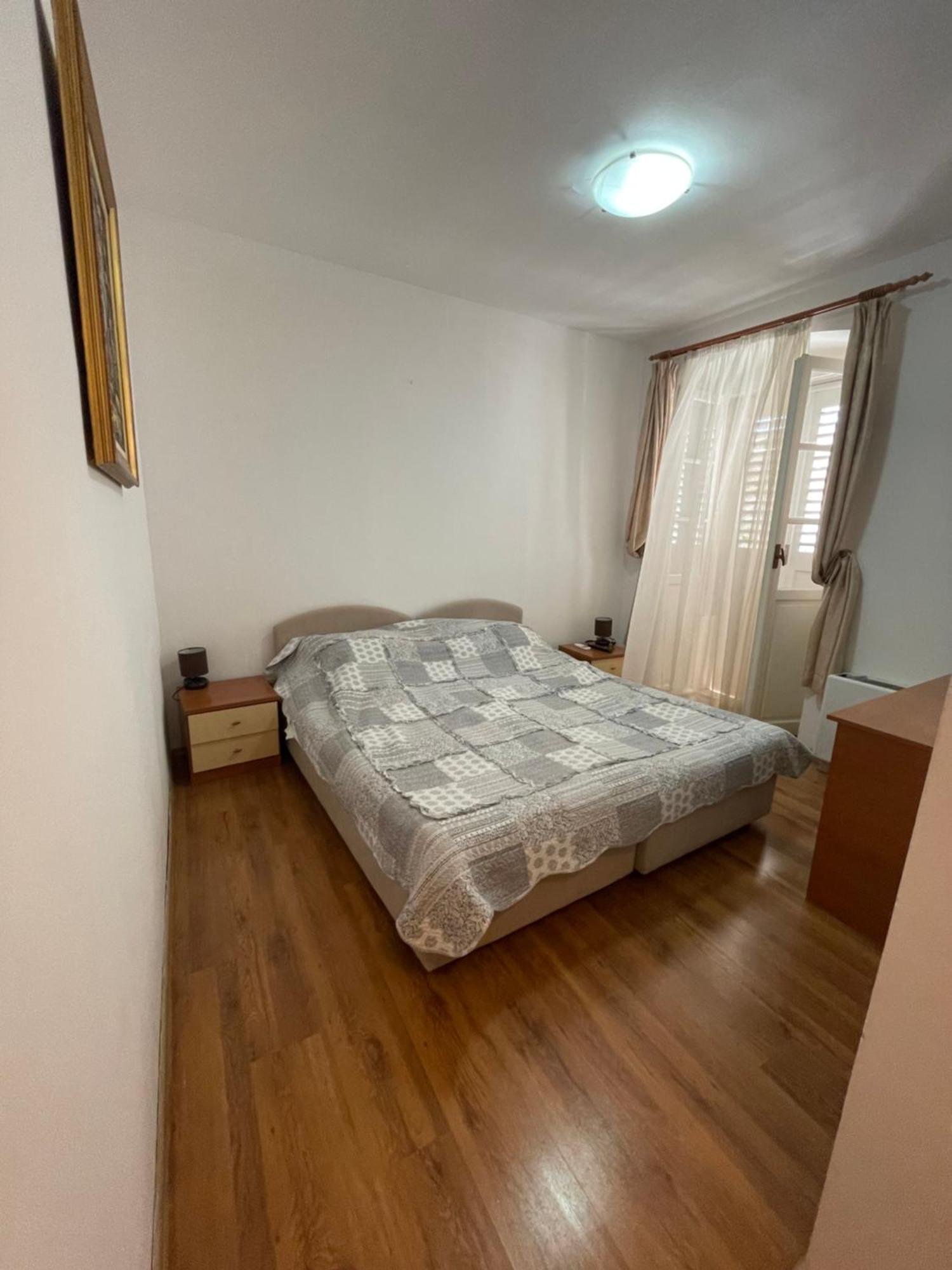 Vila Liza Bed & Breakfast โตรกีร์ ภายนอก รูปภาพ
