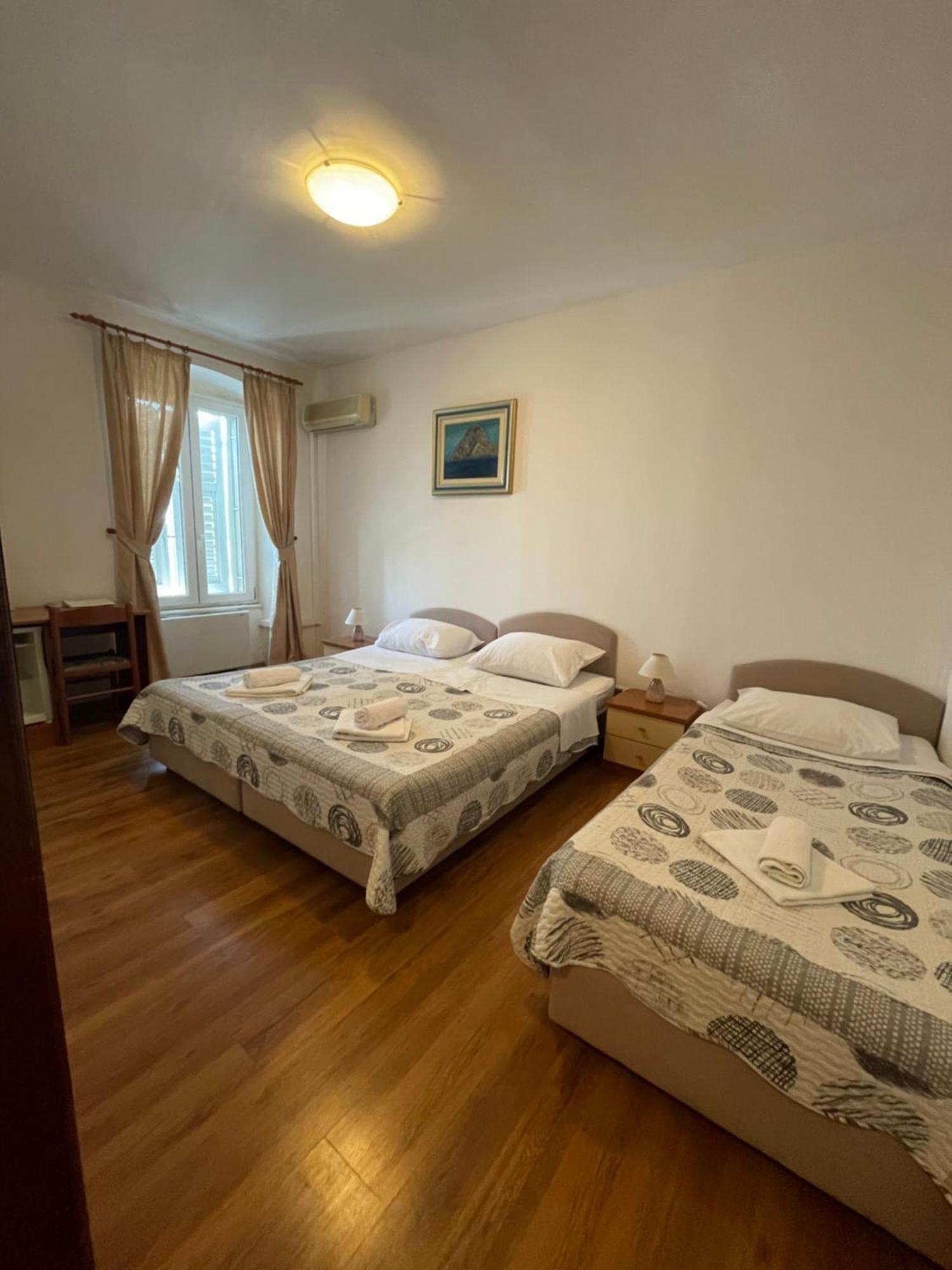 Vila Liza Bed & Breakfast โตรกีร์ ภายนอก รูปภาพ